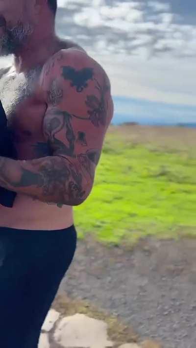 Huberman carries a rock up a mountain 💪🏼