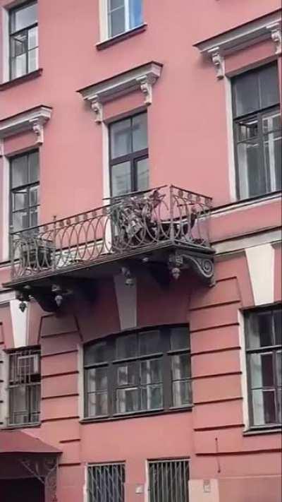 Couple had a falling out.