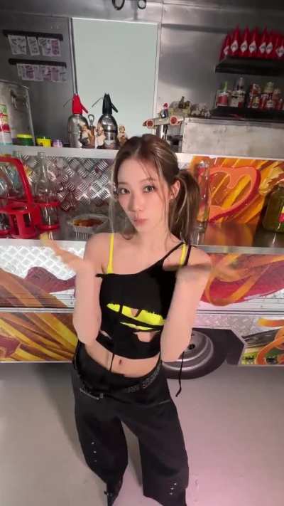 251013 LE SSERAFIM TikTok Update with Miyawaki Sakura & Kim Chaewon