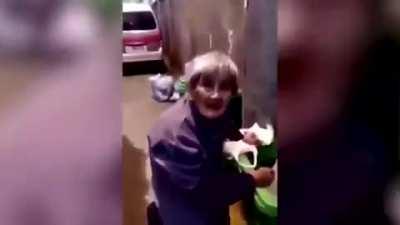 老人家胃口真好啊,一个垃圾桶都吃不饱😂