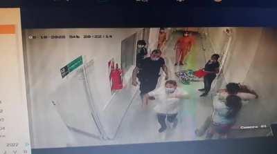 Se levantó de la silla de ruedas y se puso a pelear con el personal de salud