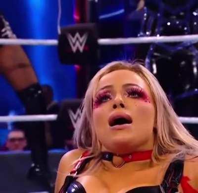 Getting eaten out in the middle of the ring