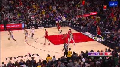 [Highlight] Thomas cleans up the glass with jam for his 31st point of the game