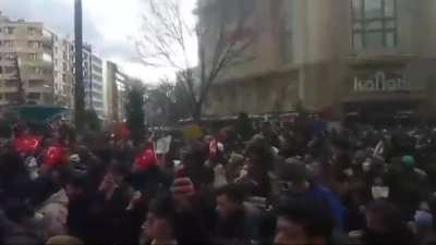 Eskişehir'de Anadolu Üniversitesi öğrencileri barikatı kaldırdı, insan akını devam ediyor