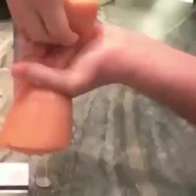 lugar estranho para guardar o dinheiro