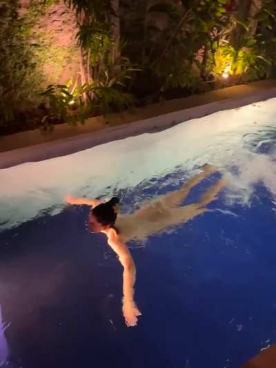 Feeling like a mermaid in a pool <3