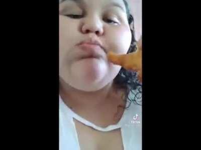 Disputando com a geladeira pra ver que guarda mais comida kk