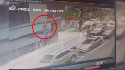 Dude saves a baby girl who fell from the 12th floor