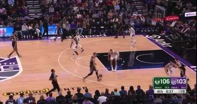 [Highlight] Kevin Huerter's off-ball movement masterclass in the fourth quarter against the Bucks