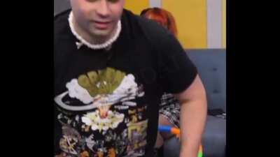 SHE WANTS TO SHOW :3