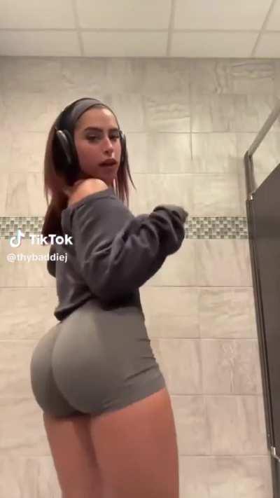 I challenge anyone to find a better tiktok ass!