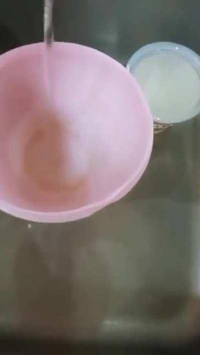 ¡Hoy se come! Y hay gente que dice que estamos mal. ¿Cómo vamos a estar mal si salen sardinas de las canillas de agua?