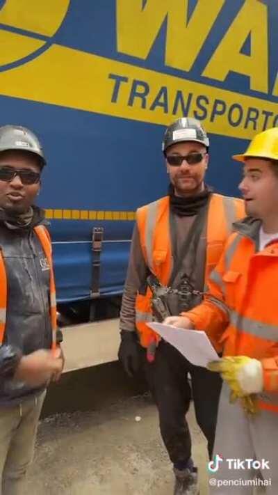 Romani plecati la munca in Anglia agreseaza un coleg de culoare