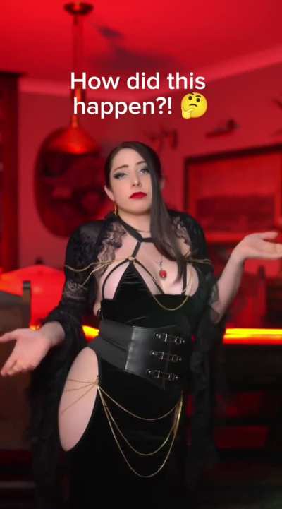 Hot vampire lady ready to bite in the first lost traveller in sight 🙌