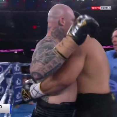 Huge overhand right from Lucas Browne gives Da some serious jelly legs