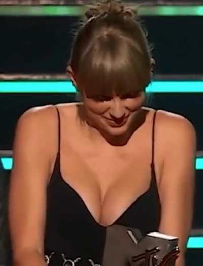 Taylor Swift Squeezing Her Tits Together.. Hypnotizing 🫣