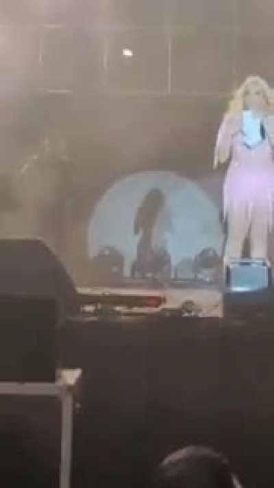 A Yuri por poco se le va la cucaracha