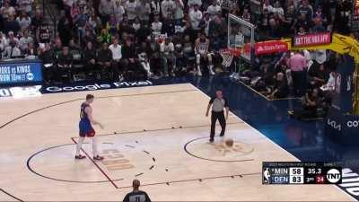 [Highlight] Nuggets fan gets caught in the broadcast mic telling Rudy he should punch Kyle Anderson