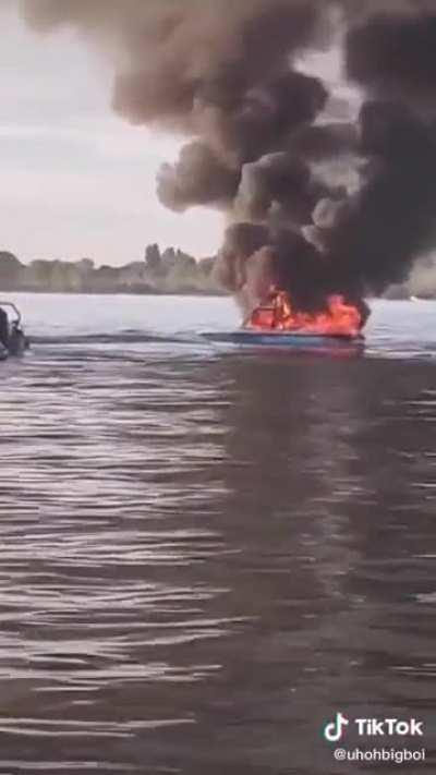 Barco 1, com bandeira do orgulho LGBTQIA+, passeava por lago nos EUA. Barco 2 fica dando voltas ao redor do barco 1 e passageira do barco 2 mostra dedo do meio para bandeira. Barco 2 pega fogo e explode