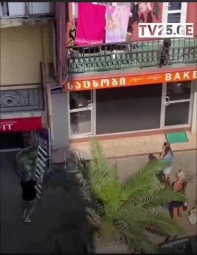 People come together to save a dog stranded on a balcony without water