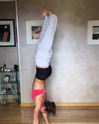 Italian pole vaulter Sonia Malavisi attempts the handstand challenge [gif]