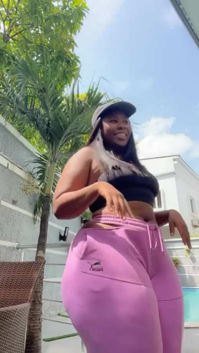 Nigerian homegrown cake 😩 [Ndileka]