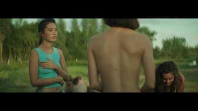 Pauline Casteleyn, Laura Drosopoulos, Salome van Grunsven, Gaia Sofia Cozijn, Lieselot Siddiki in Wij