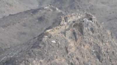 Lone Yemeni Soldier Goes Melee Combat With Houthi Rebel on Mountain Top (Hand to Hand) (1 vs 6)