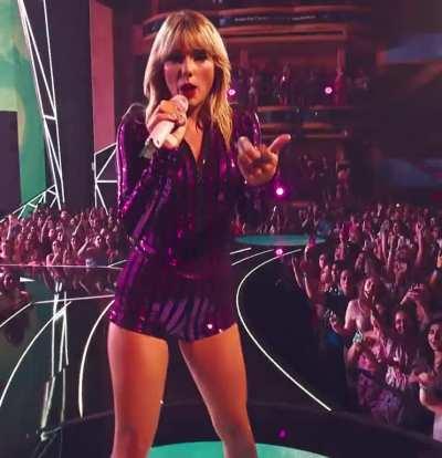 Omg. Taylor is so sexy🤯🤯🤯