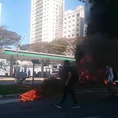Tacaram fogo na estátua do Borba Gato na Zona Sul em SP.