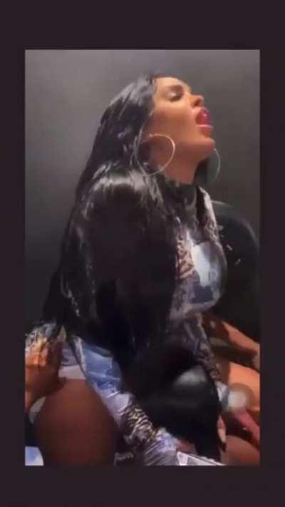 She screaming without the s👅🤤🥴😍