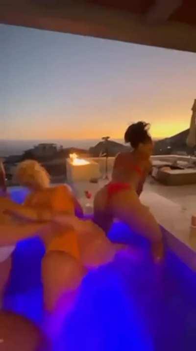 Iggy Azalea needs those cheeks pounded