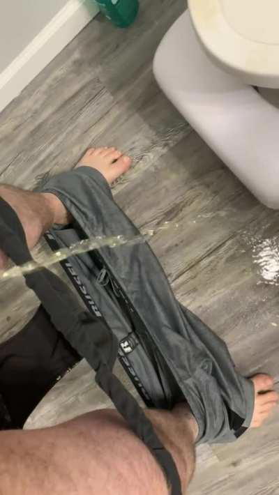 29 [m4f] uncut pee play