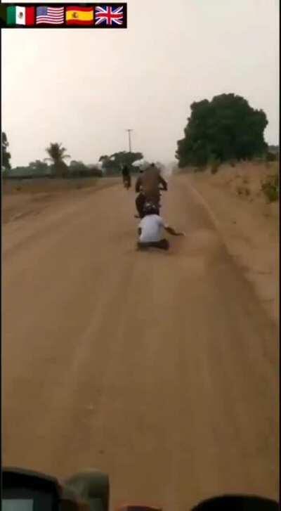 Jumping on the back of the bike: in addition to falling, he was run over