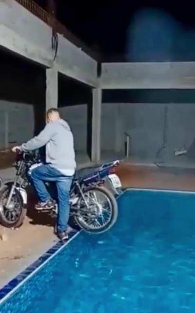 WCGW using a dirt bike to make a rooster tail in the pool