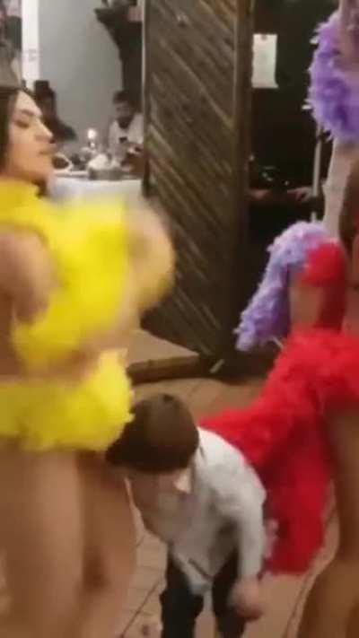 Шоу маст гоу он.