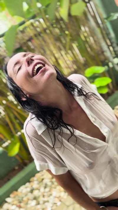 I'm singing in the rain, Just singin' in the rain