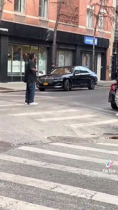 Brave bystander intervenes to stop a violent attack and robbery against a woman in New York.