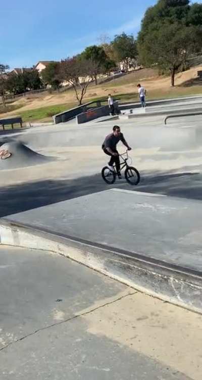 Let my buddy ride my bmx bike. He’s never been on a bmx bike or been to a skatepark before lol