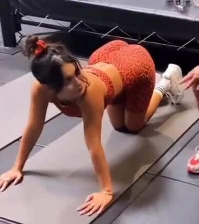 Vanessa Hudgens loves it from behind