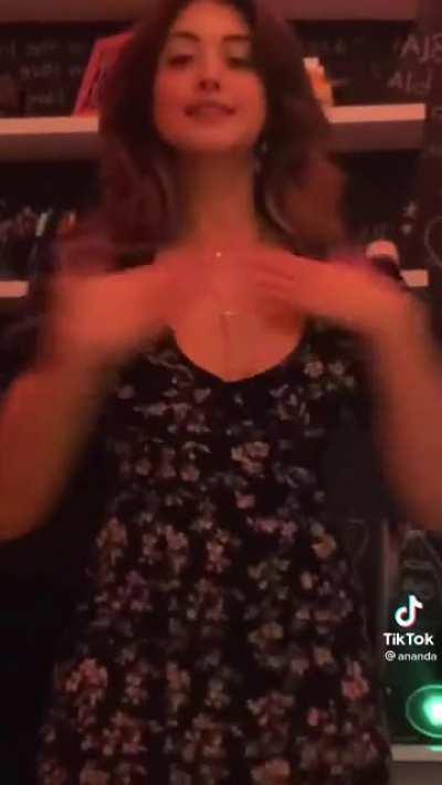 Para quem gosta de ver ela rebolando