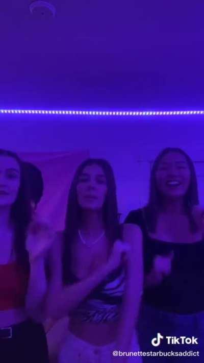 @brunettestarbucksaddict knows what she's doing