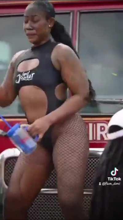 Can anyone tell the name of this song? 🙏🏾💃🏾