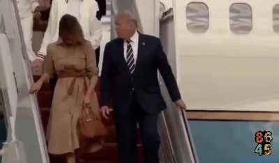 Melania Trump Hates Holding Donald's Hand