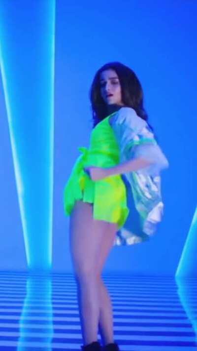 Alia showing her slutty side in the hookup song