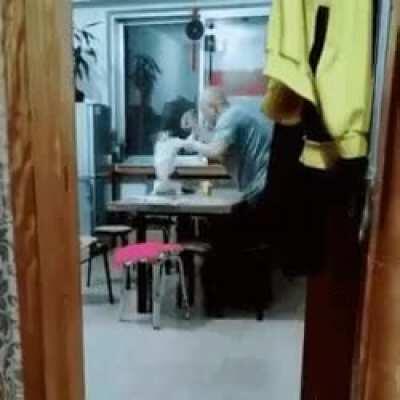 Бухой батя на кухне в три часа ночи)