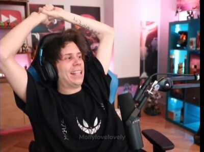 Como le vas a pedir un saludo? Escupile mejor