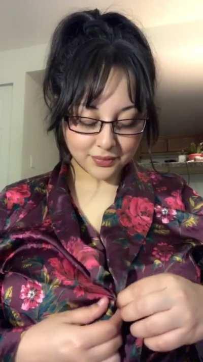 Revealing my huge 26 year old titties 😋