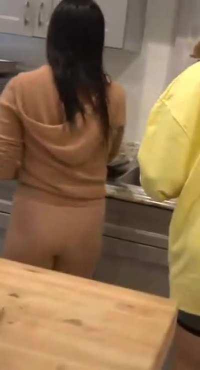 AriaSaki Looking Very Thicc During Girls Trip 🥵