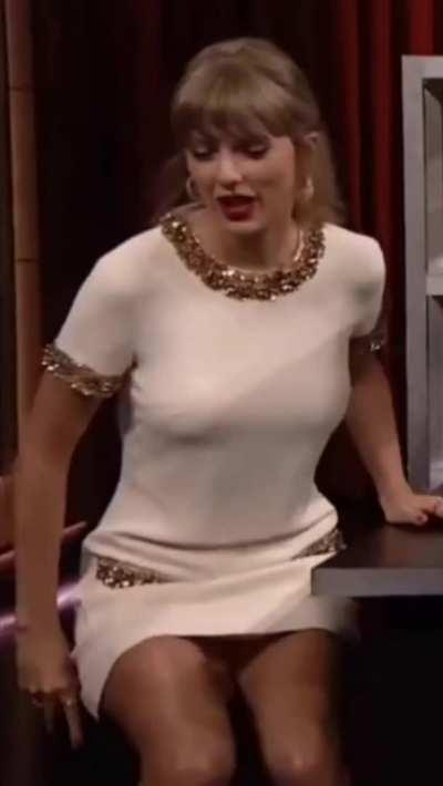 A zoomed-in Taylor Swift can't wait till she's hosting Saturday night live this weekend